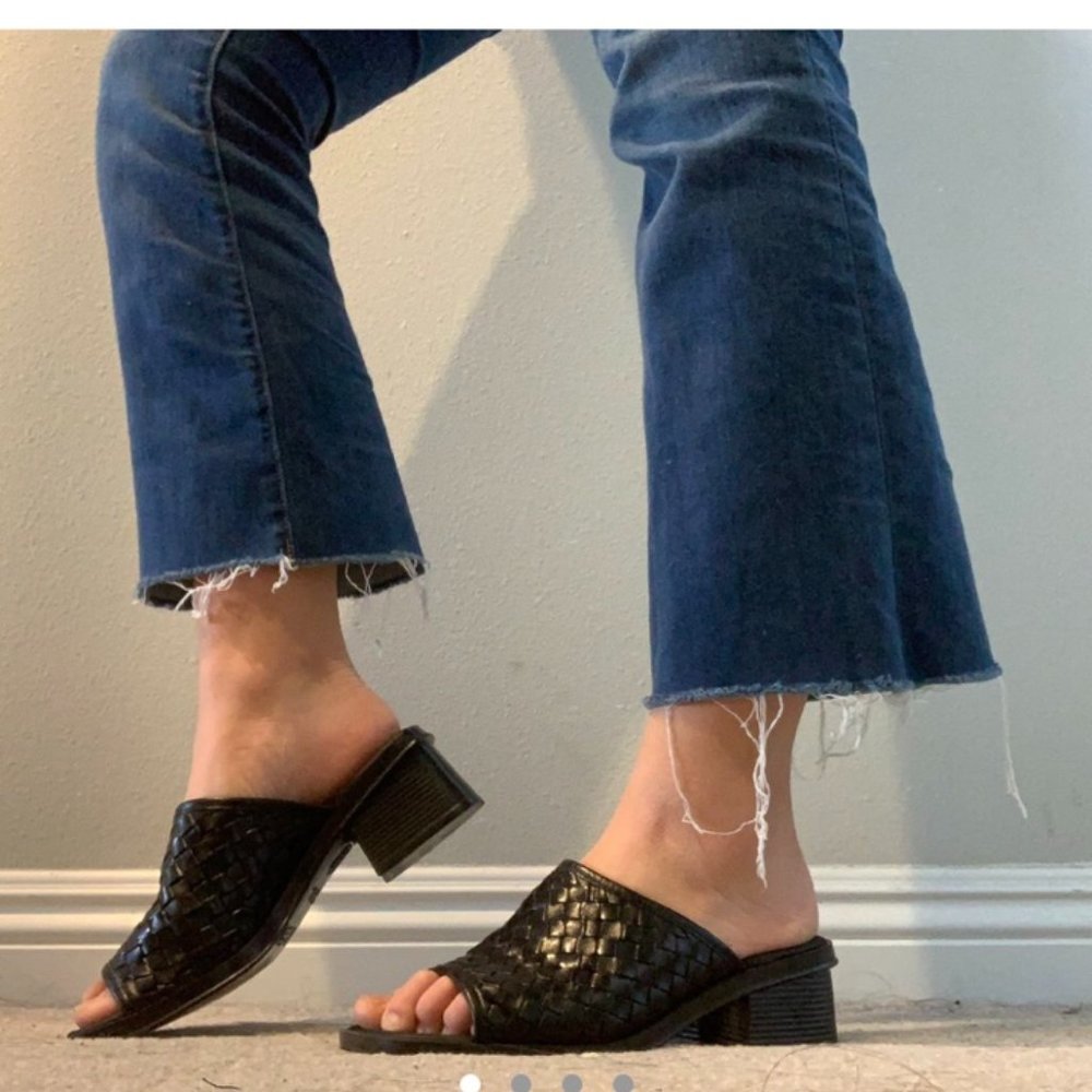 Vintage black woven open toed sandals 🖤